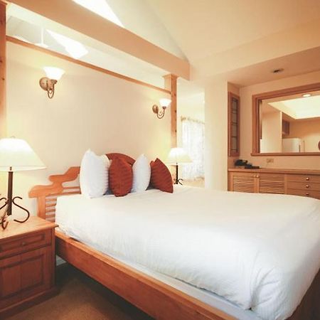 Spinnakers Gastro Brewpub & Guesthouses Виктория Екстериор снимка