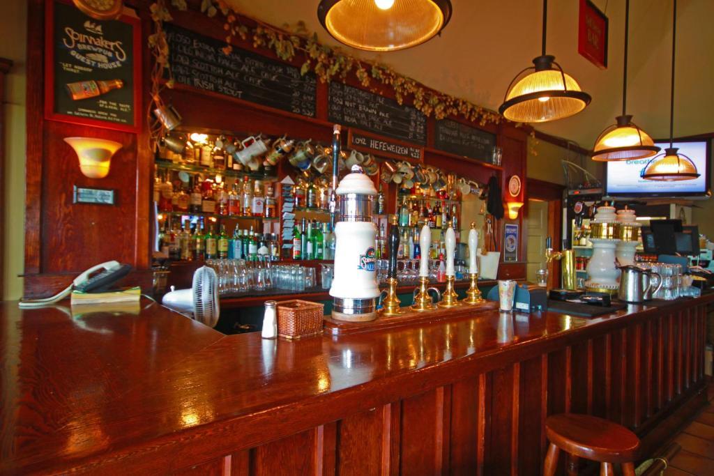 Spinnakers Gastro Brewpub & Guesthouses Виктория Екстериор снимка