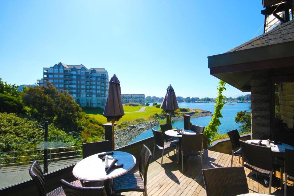 Spinnakers Gastro Brewpub & Guesthouses Виктория Екстериор снимка